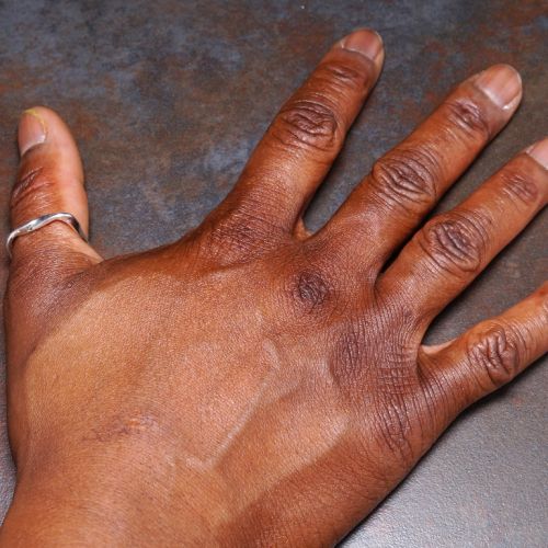 What your rings on your your fingers say about you, wearing a ring on your right hand thumb symbolises confidence